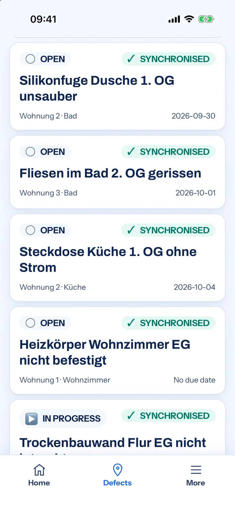 Gewerkton shows its new face: a calmer interface, clearer signals and films for five regions 6 Defect list in the Gewerkton app on iPhone: cards with open defects from the demo project, each with location, due date and the status Synchronised (demo data in German)